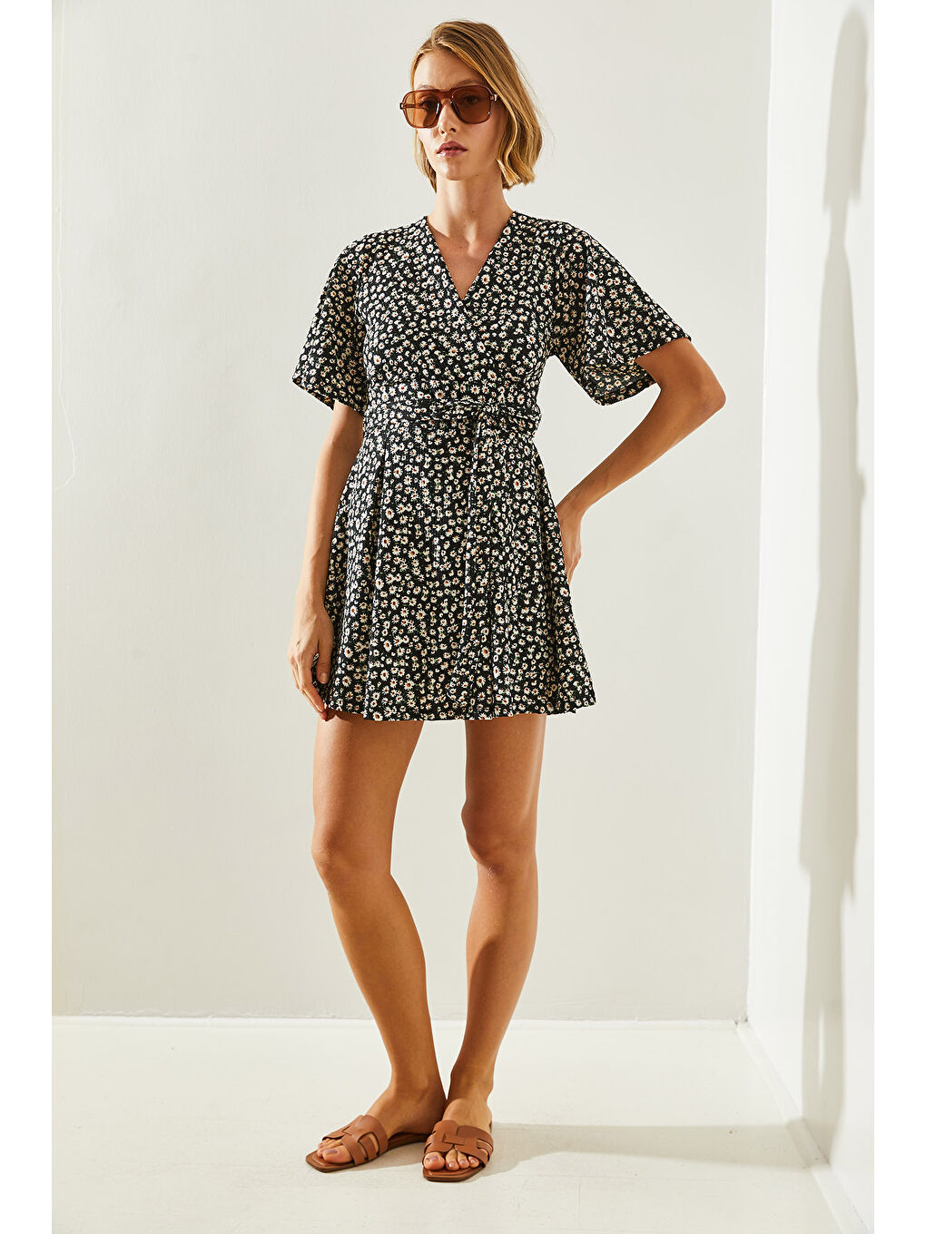 Siyah Kadın Kruvaze Yaka Bağlamalı Şortlu Elbise-1