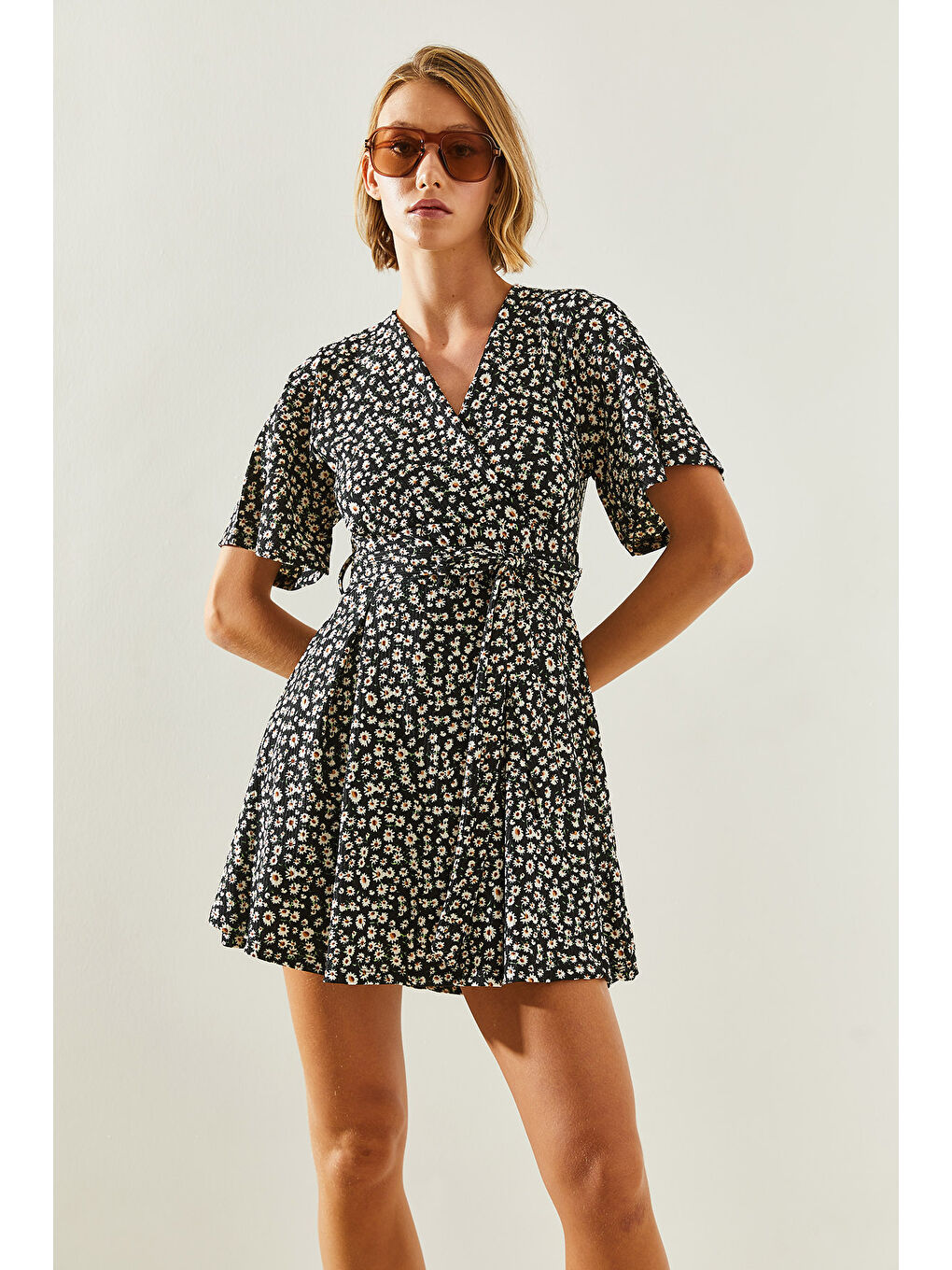 Siyah Kadın Kruvaze Yaka Bağlamalı Şortlu Elbise-2