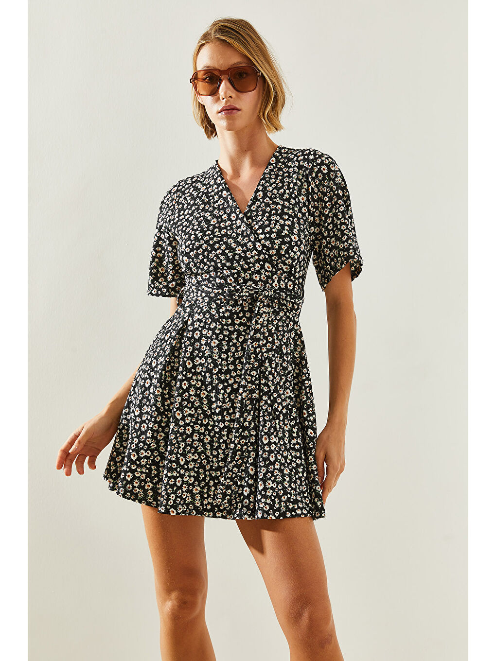 Siyah Kadın Kruvaze Yaka Bağlamalı Şortlu Elbise-3