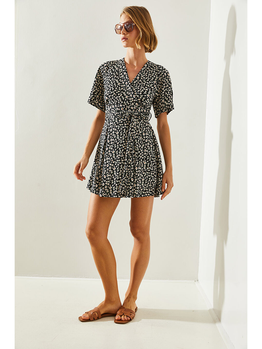 Siyah Kadın Kruvaze Yaka Bağlamalı Şortlu Elbise-4