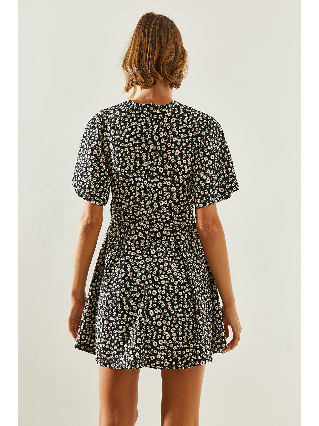 Siyah Kadın Kruvaze Yaka Bağlamalı Şortlu Elbise-5