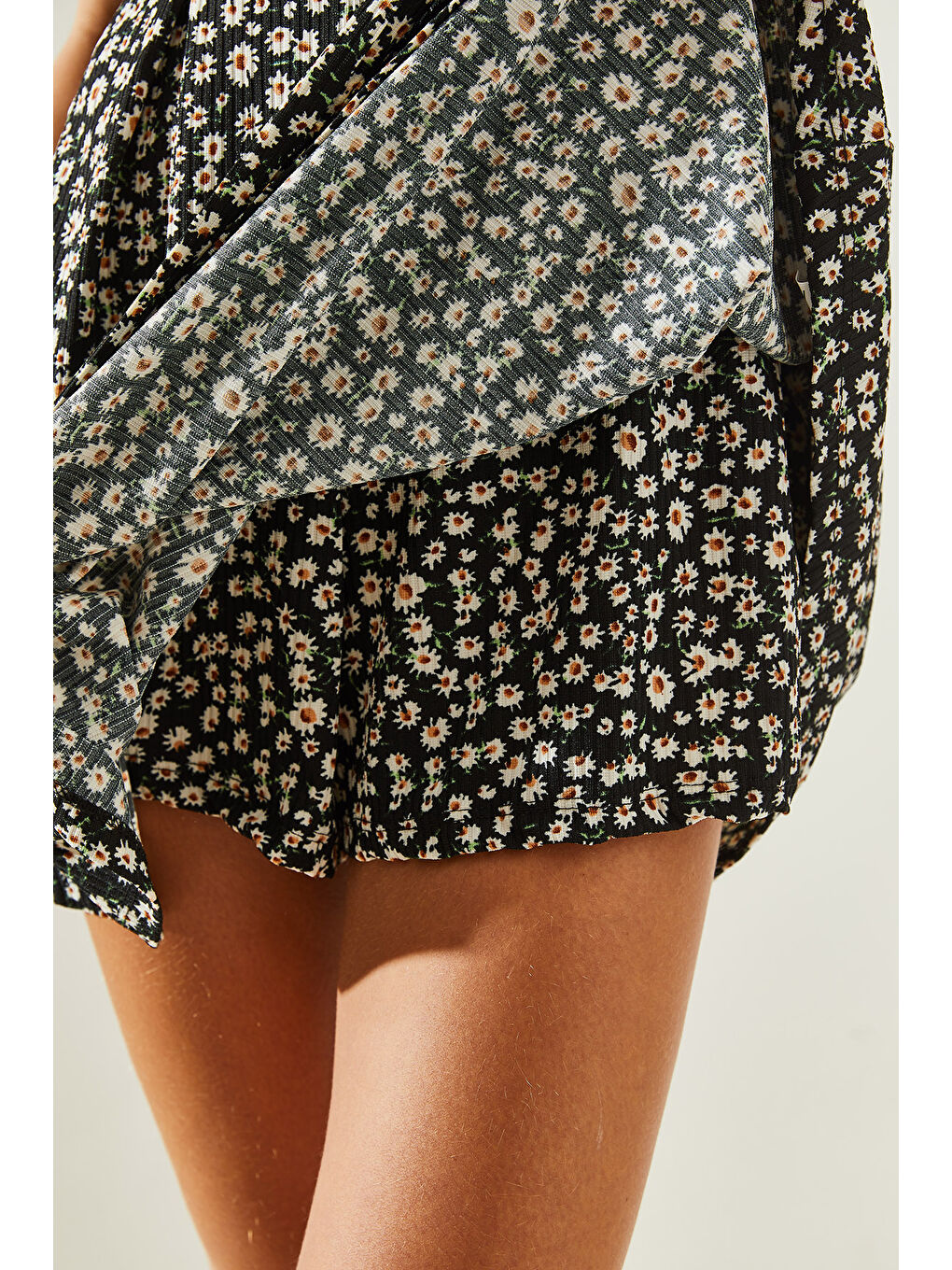 Siyah Kadın Kruvaze Yaka Bağlamalı Şortlu Elbise-6