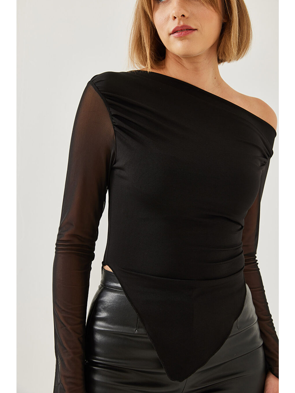 Siyah Kadın Tül Detay Asimetrik Kesim Bluz-1