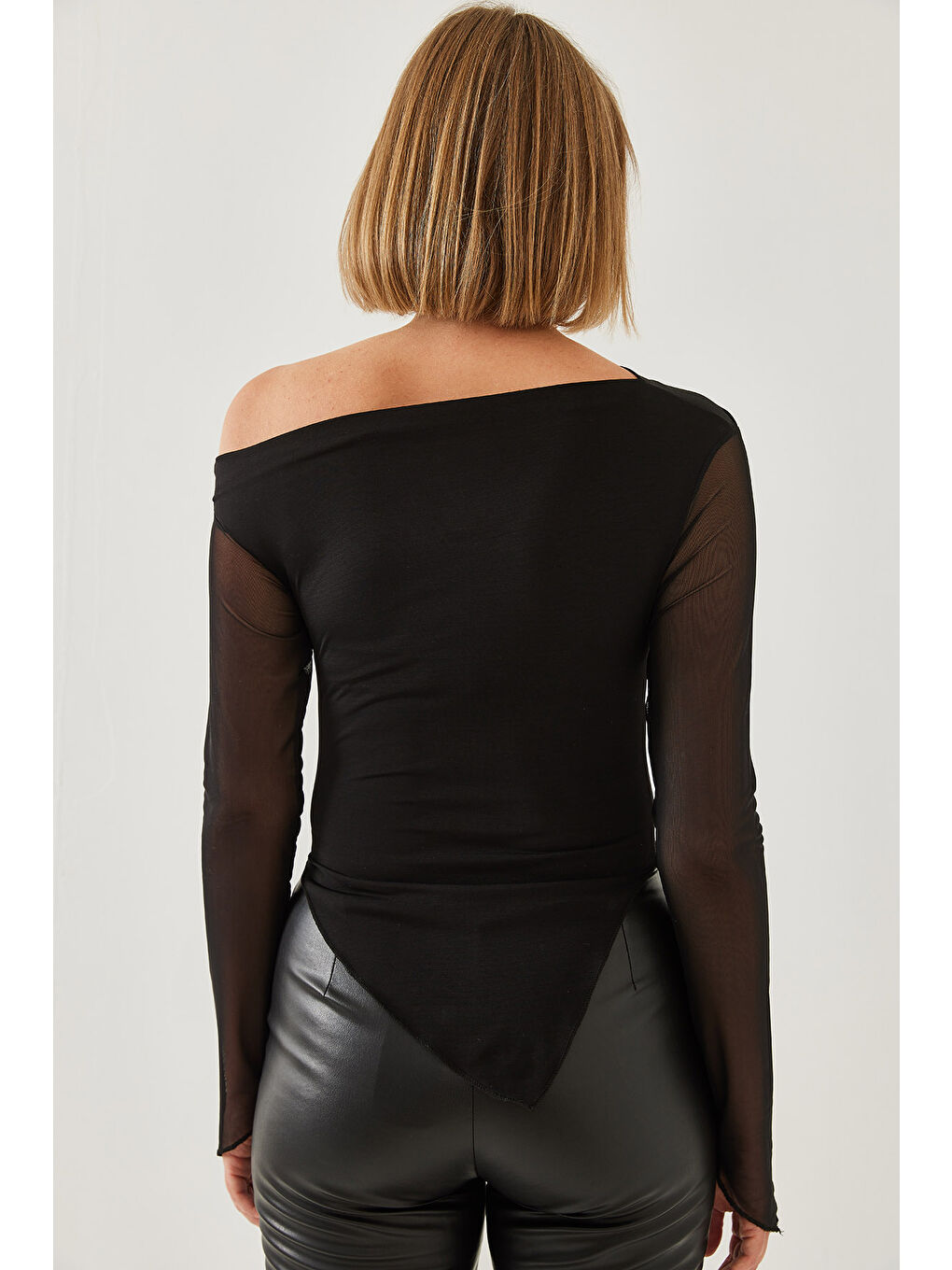 Siyah Kadın Tül Detay Asimetrik Kesim Bluz-2