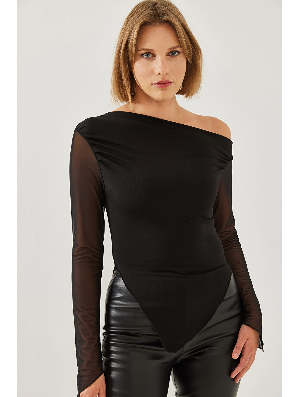 Siyah Kadın Tül Detay Asimetrik Kesim Bluz-3