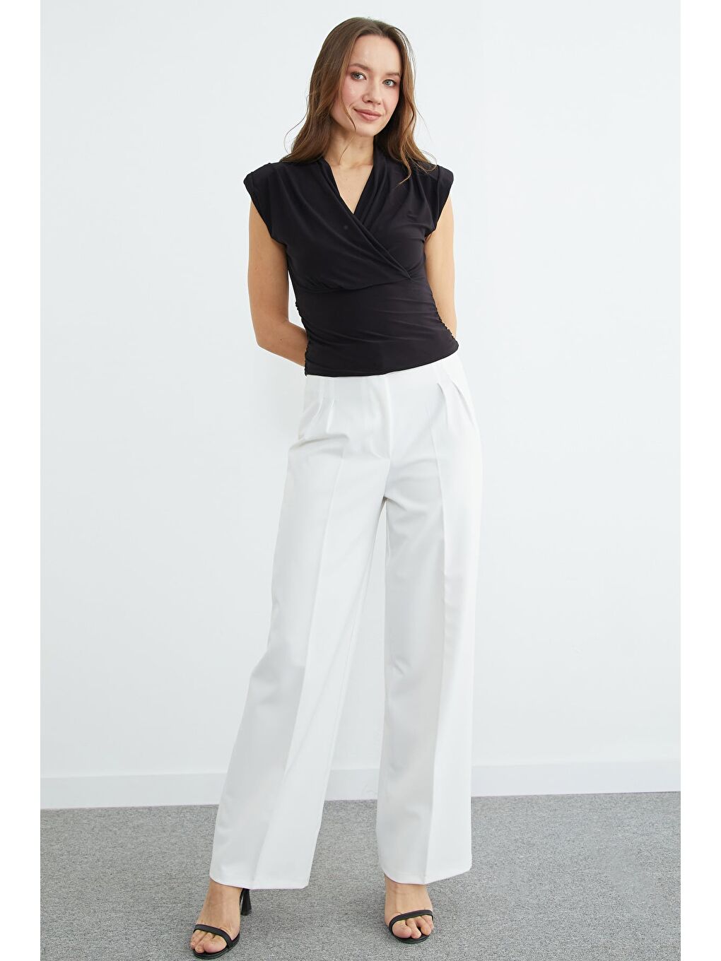 Siyah Omuz Vatkalı Kruvaze Yaka Bluz-2