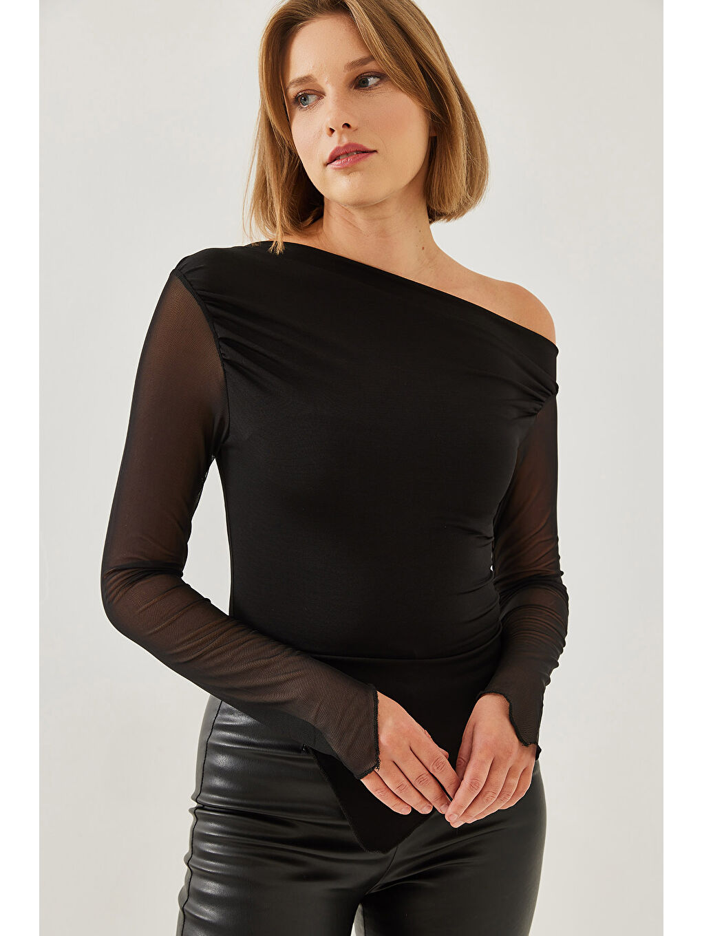 Siyah Kadın Tül Detay Asimetrik Kesim Bluz-5