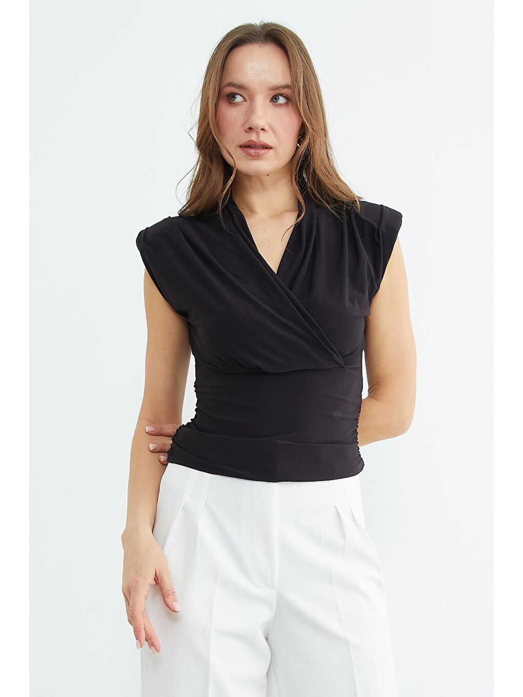 Siyah Omuz Vatkalı Kruvaze Yaka Bluz-3