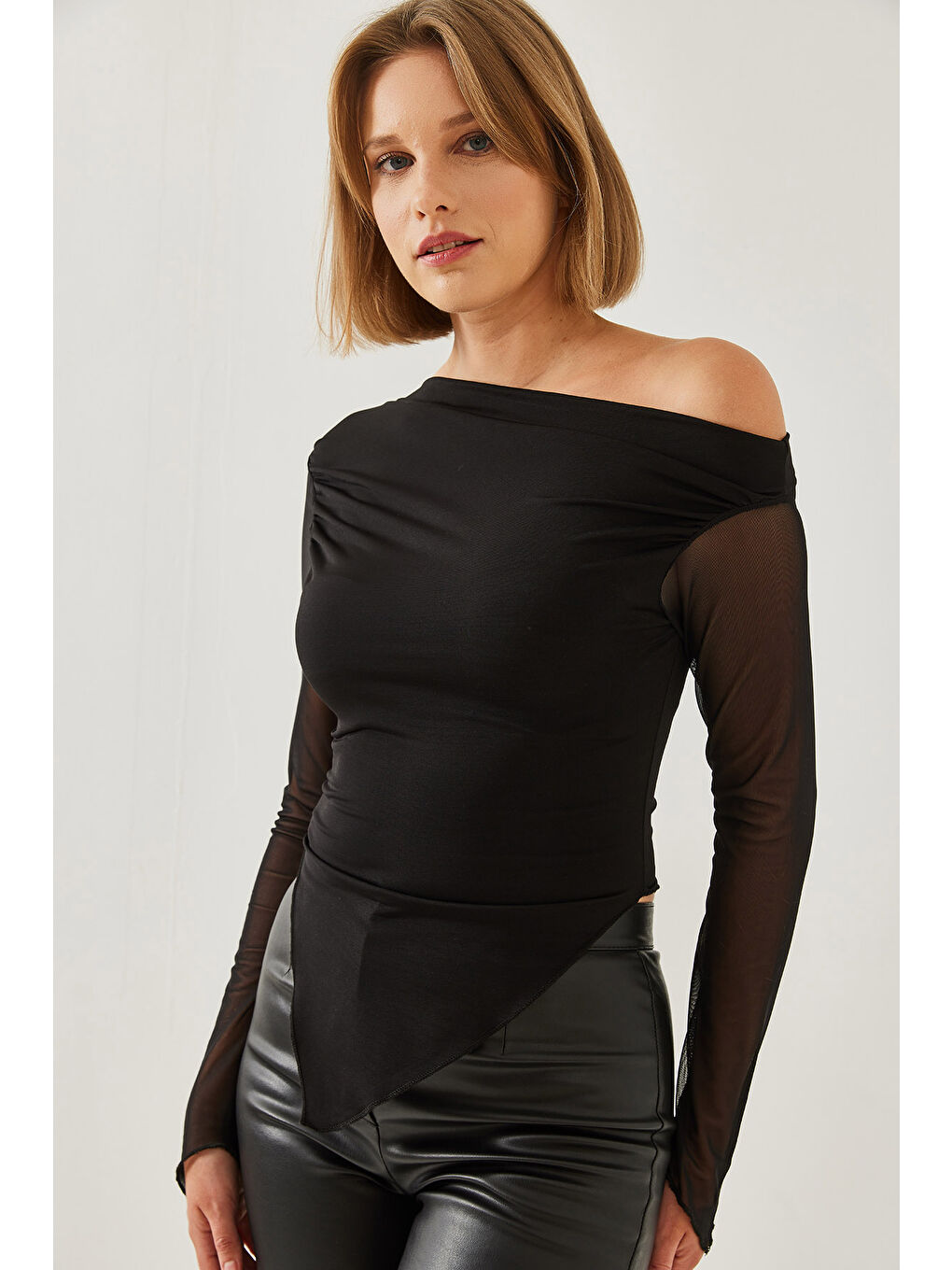 Siyah Kadın Tül Detay Asimetrik Kesim Bluz-6