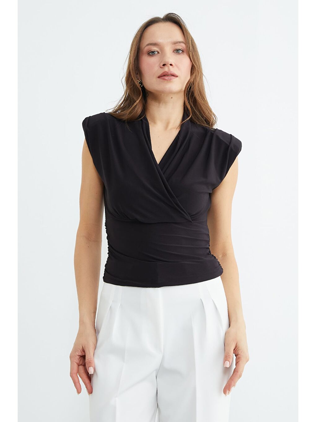 Siyah Omuz Vatkalı Kruvaze Yaka Bluz-4