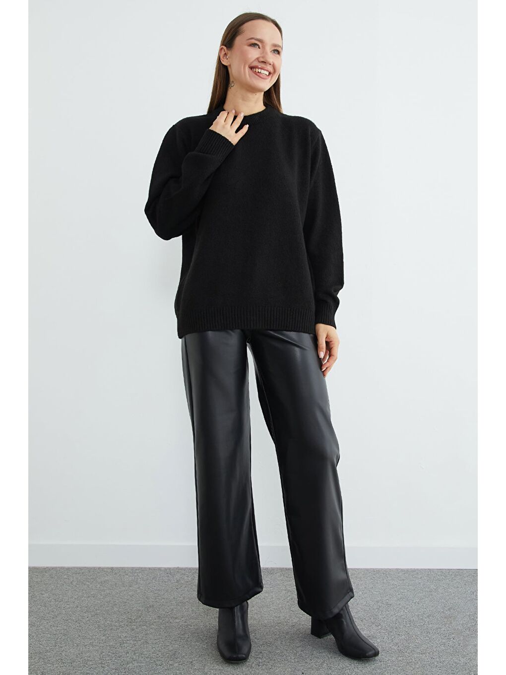 Siyah Basic Bisiklet Yaka Salaş Triko Kazak-1