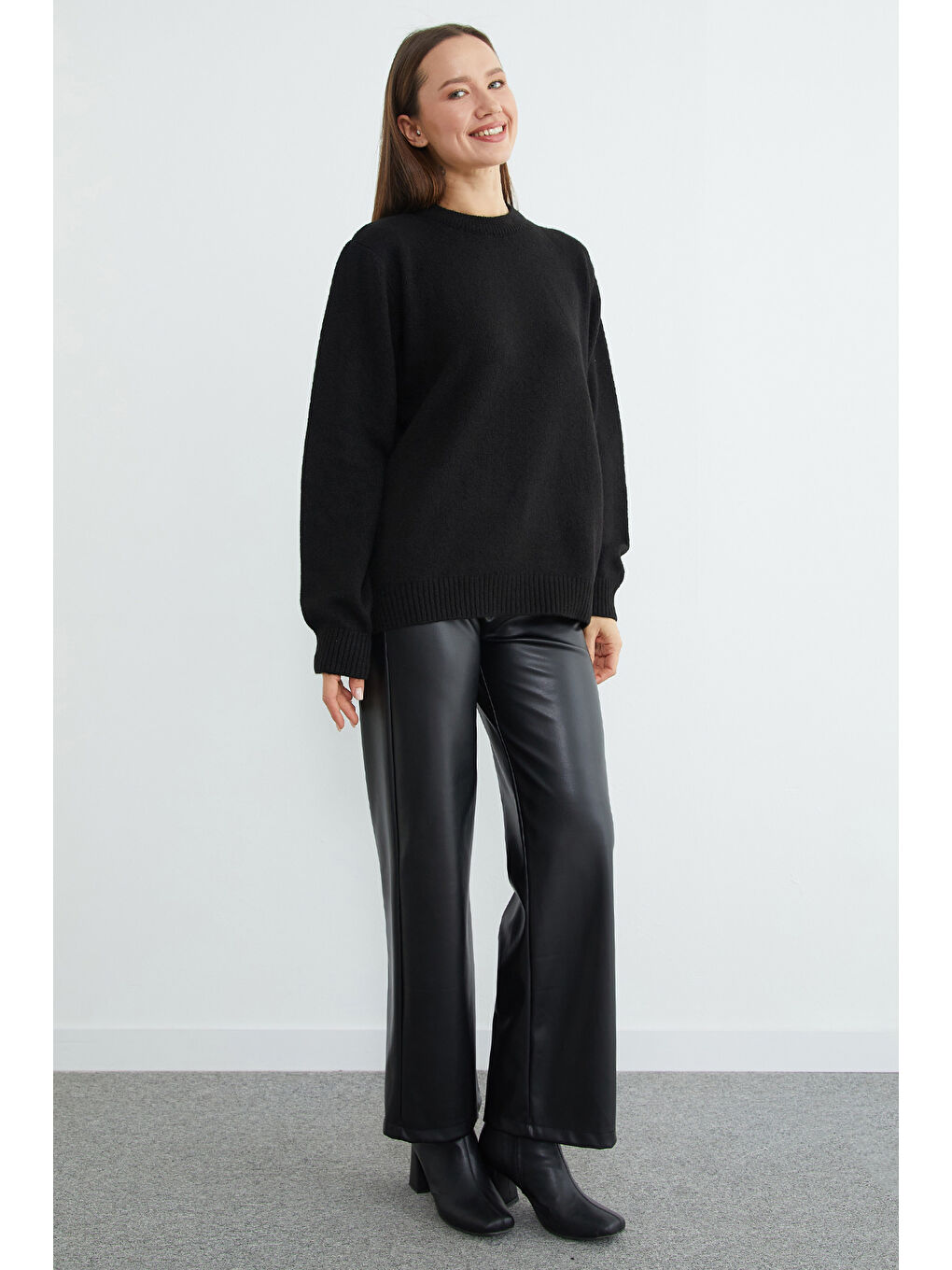 Siyah Basic Bisiklet Yaka Salaş Triko Kazak-2