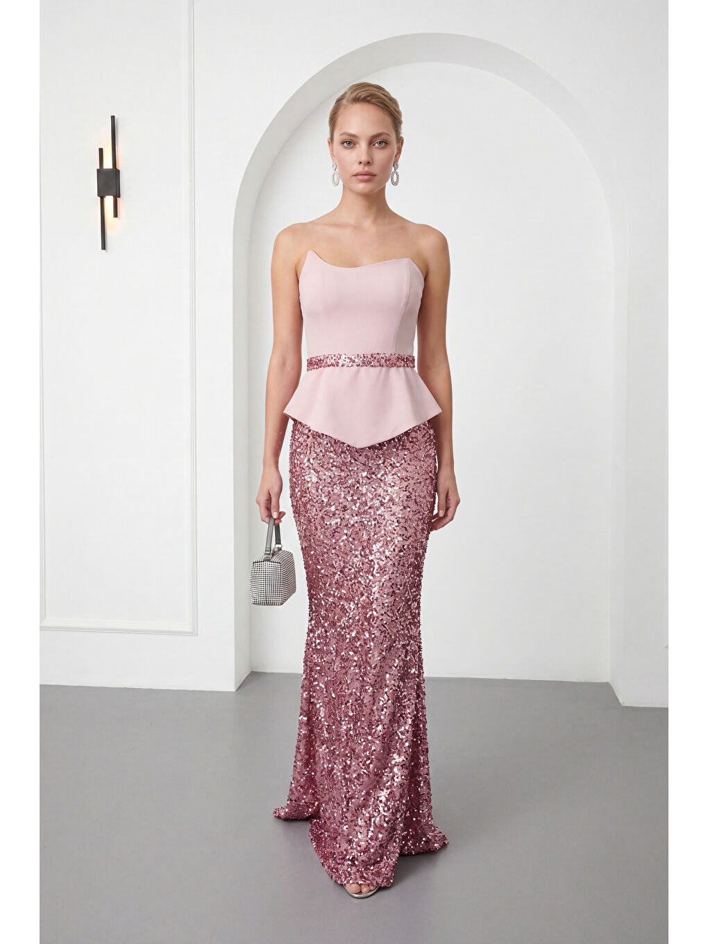 Pembe Kadın Pudra Dar Kalıp Straplez Yaka Pul Payet Uzun Abiye Elbise