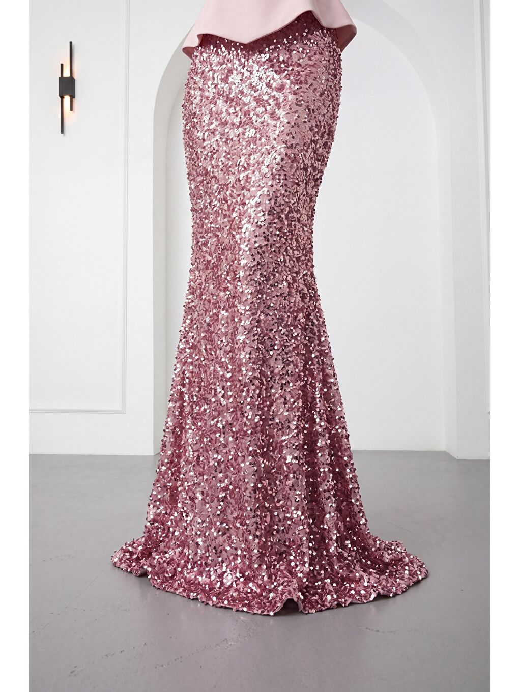 Pembe Kadın Pudra Dar Kalıp Straplez Yaka Pul Payet Uzun Abiye Elbise-3