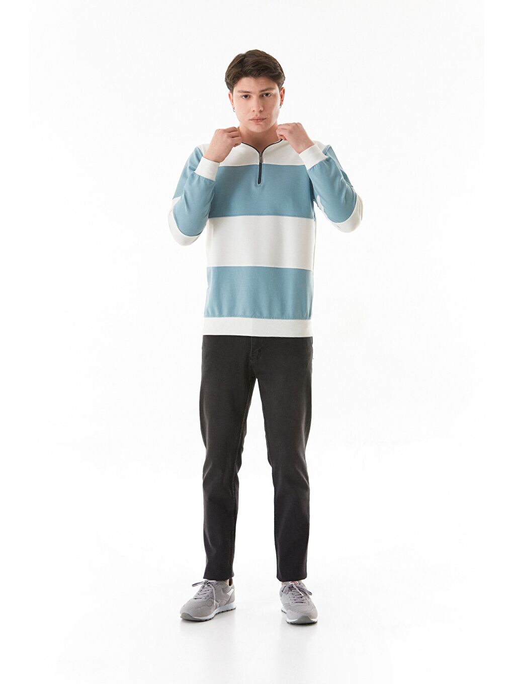 Mavi Renk Bloklu Yarım Fermuarlı Dik Yaka Sweatshirt-4