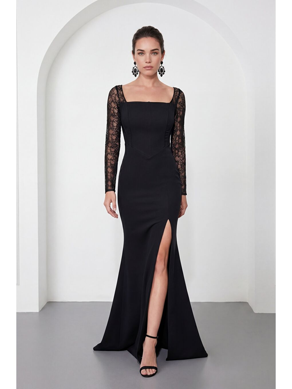 Kadın Siyah Kare Yaka Dantelli Uzun Balık Abiye Elbise