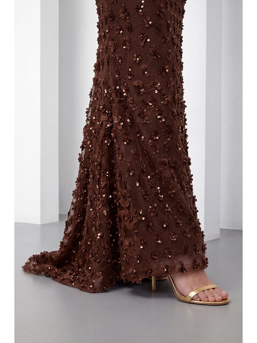 Kadın Kahverengi Dar Kalıp Straplez Yaka Payetli Uzun Abiye Elbise-3