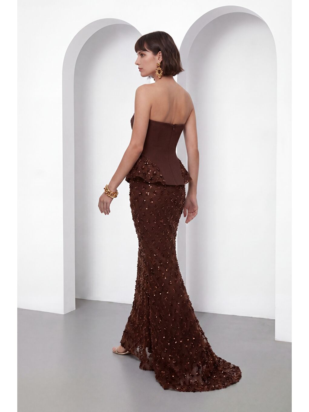 Kadın Kahverengi Dar Kalıp Straplez Yaka Payetli Uzun Abiye Elbise-4