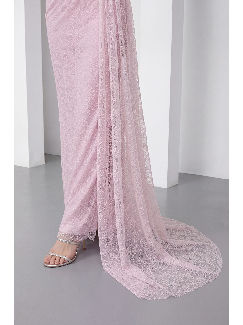 Pembe Kadın Pudra Dar Kalıp Kayık Yaka Dantelli Uzun Abiye Elbise-3