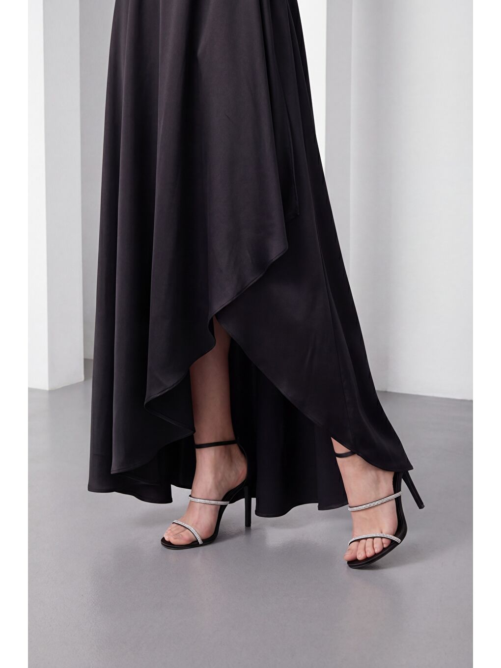 Kadın Siyah Taş Askılı Yaka Detay Uzun Saten Mezuniyet & Abiye Elbise-3