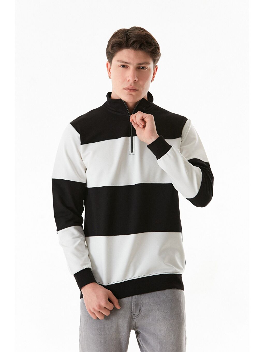 Siyah Renk Bloklu Yarım Fermuarlı Dik Yaka Sweatshirt