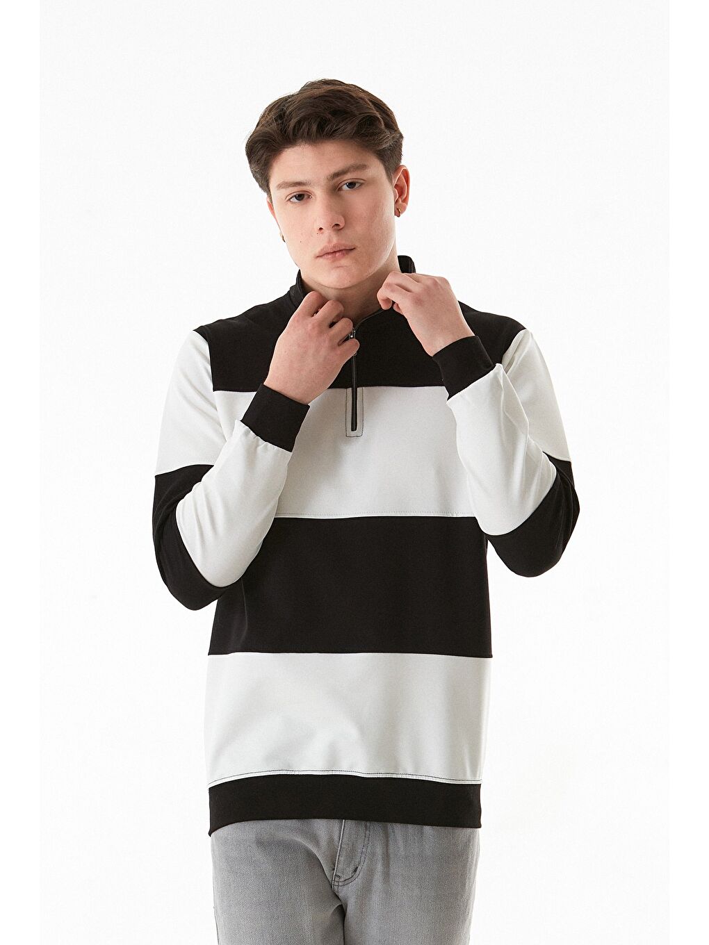 Siyah Renk Bloklu Yarım Fermuarlı Dik Yaka Sweatshirt-1