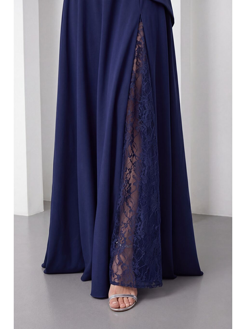 Kadın Lacivert Dar Kalıp Kayık Yaka Dantel Detay Uzun Abiye Elbise-2