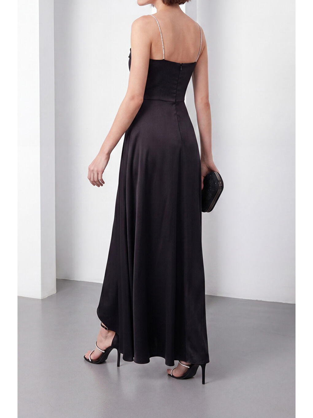 Kadın Siyah Taş Askılı Yaka Detay Uzun Saten Mezuniyet & Abiye Elbise-5