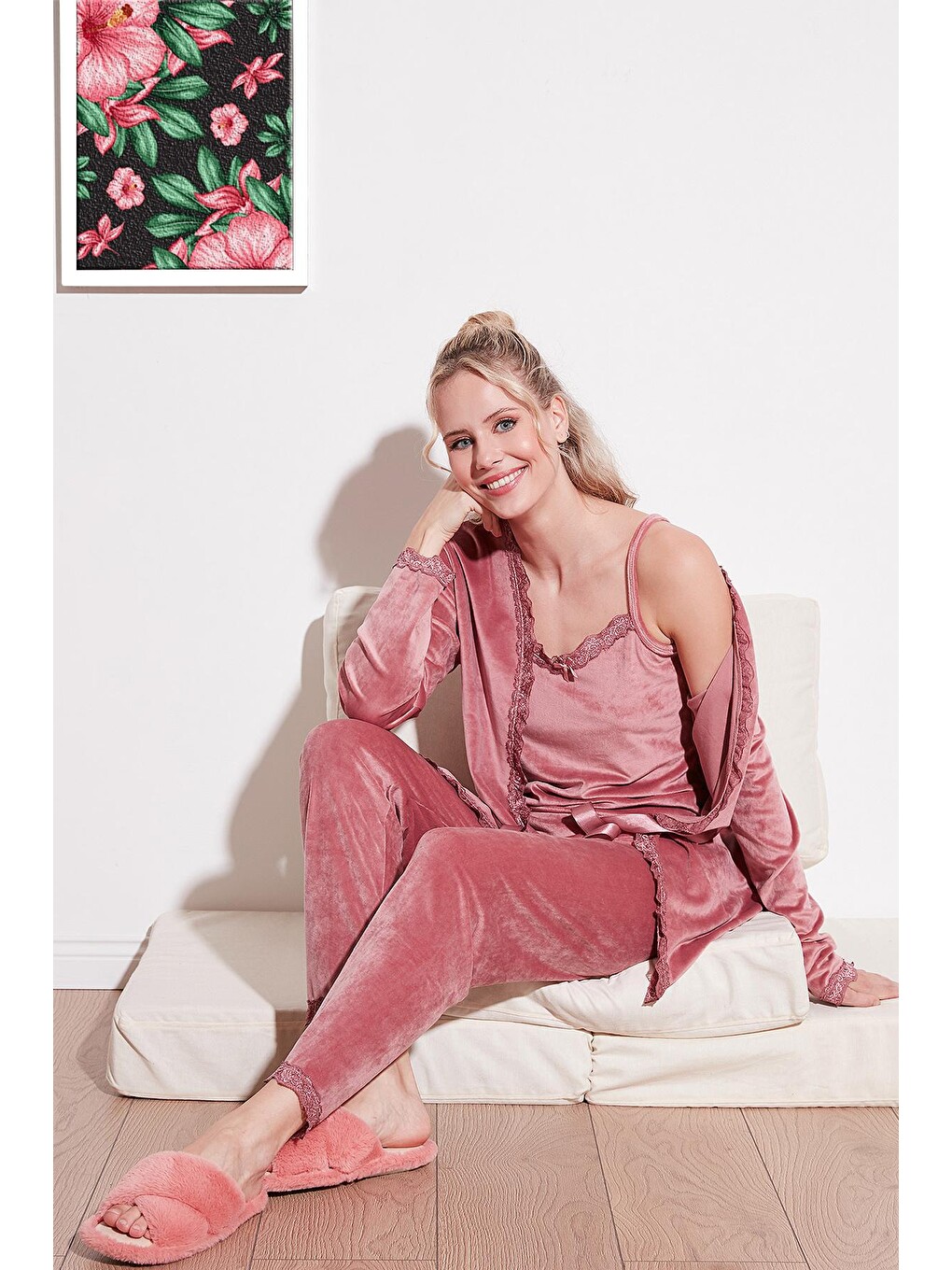 Pembe Regular Fit Dantelli Yumuşak Dokulu Sabahlıklı Kadife Kadın Pijama Takımı 6095545w4