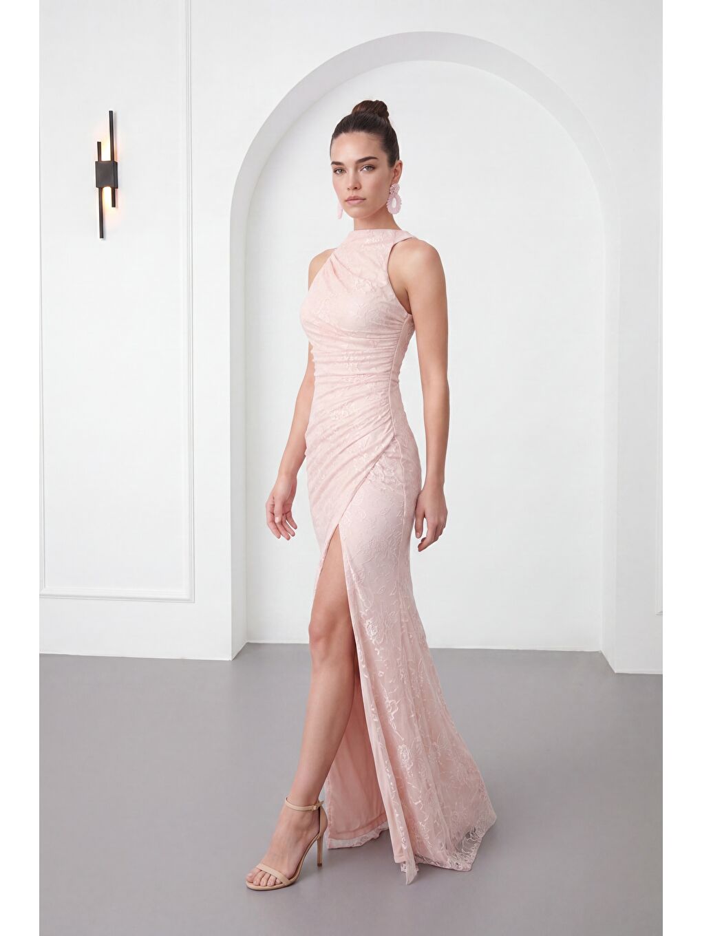 Pembe Kadın Pudra Halter Yaka Yırtmaçlı Uzun Dantel Abiye Elbise-1