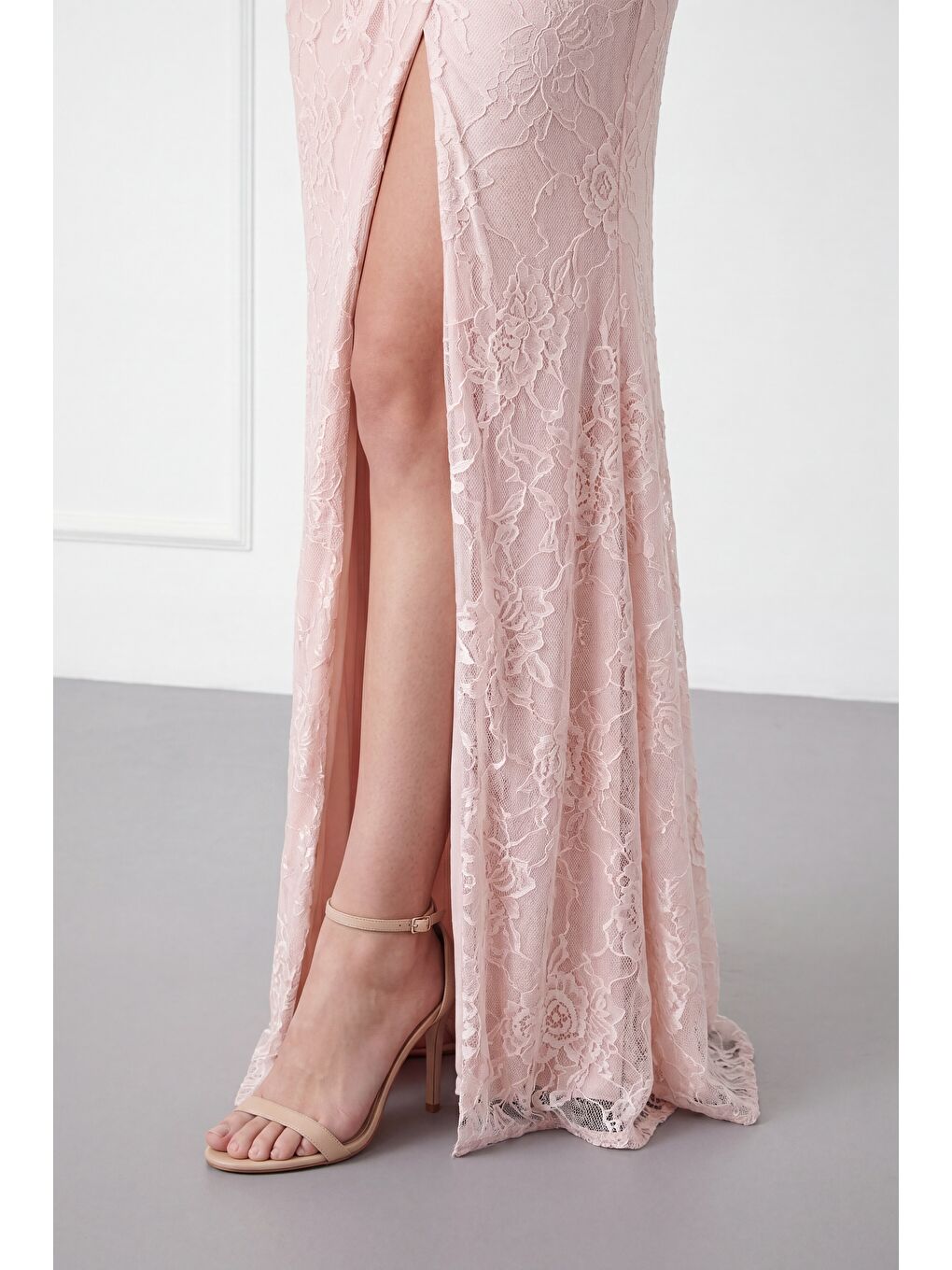 Pembe Kadın Pudra Halter Yaka Yırtmaçlı Uzun Dantel Abiye Elbise-2