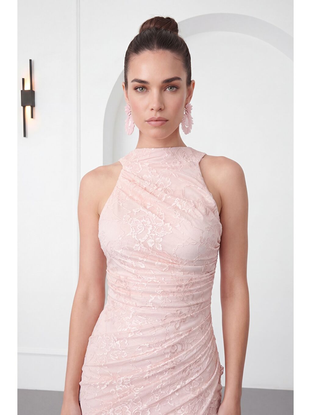 Pembe Kadın Pudra Halter Yaka Yırtmaçlı Uzun Dantel Abiye Elbise-3