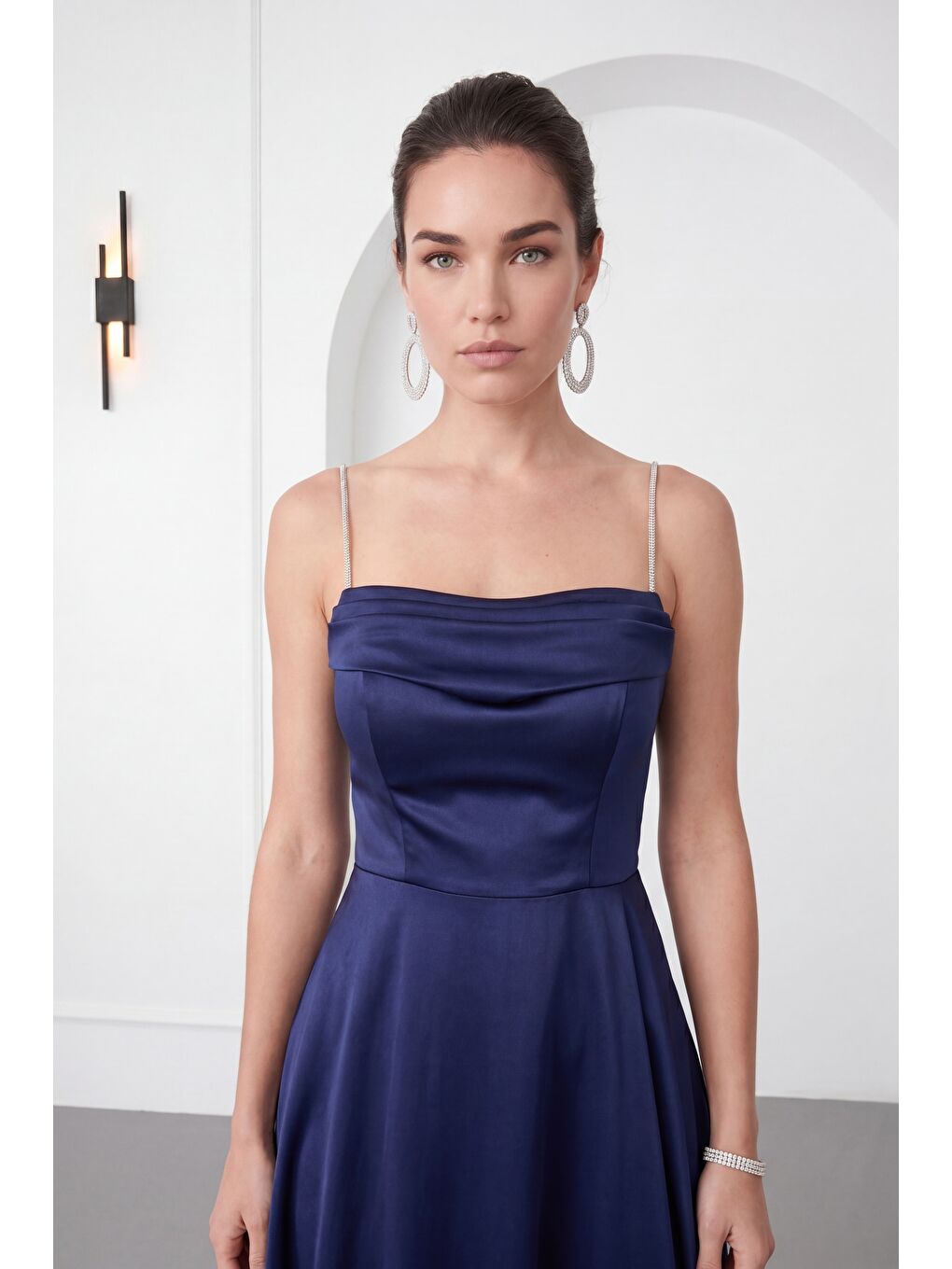 Kadın Lacivert Taş Askılı Yaka Detay Uzun Saten Mezuniyet & Abiye Elbise-2