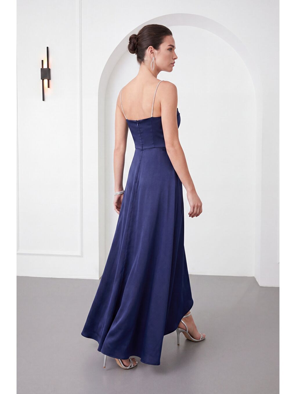 Kadın Lacivert Taş Askılı Yaka Detay Uzun Saten Mezuniyet & Abiye Elbise-4