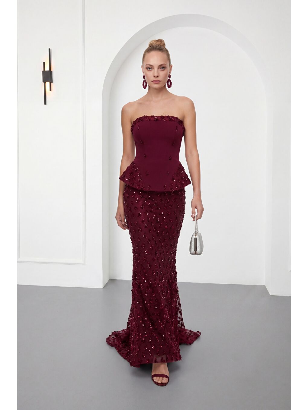 Kadın Bordo Dar Kalıp Straplez Yaka Payetli Uzun Abiye Elbise-1