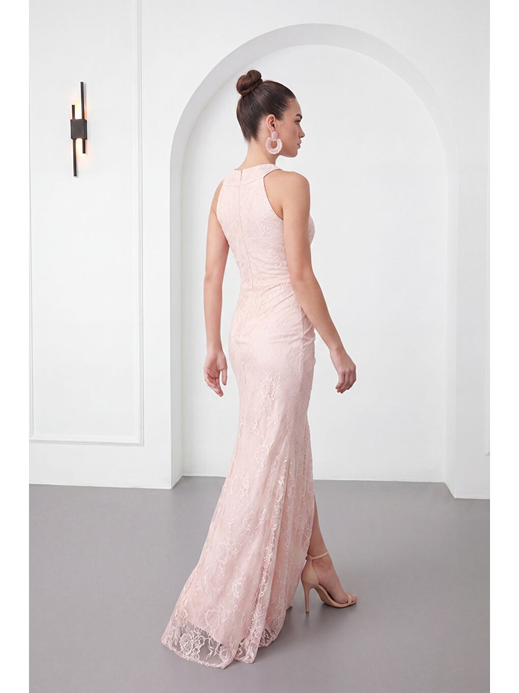 Pembe Kadın Pudra Halter Yaka Yırtmaçlı Uzun Dantel Abiye Elbise-5