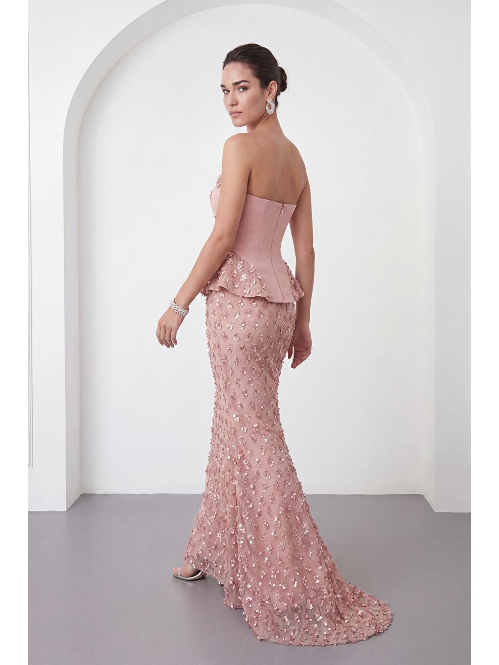 Pembe Kadın Pudra Dar Kalıp Straplez Yaka Payetli Uzun Abiye Elbise-4