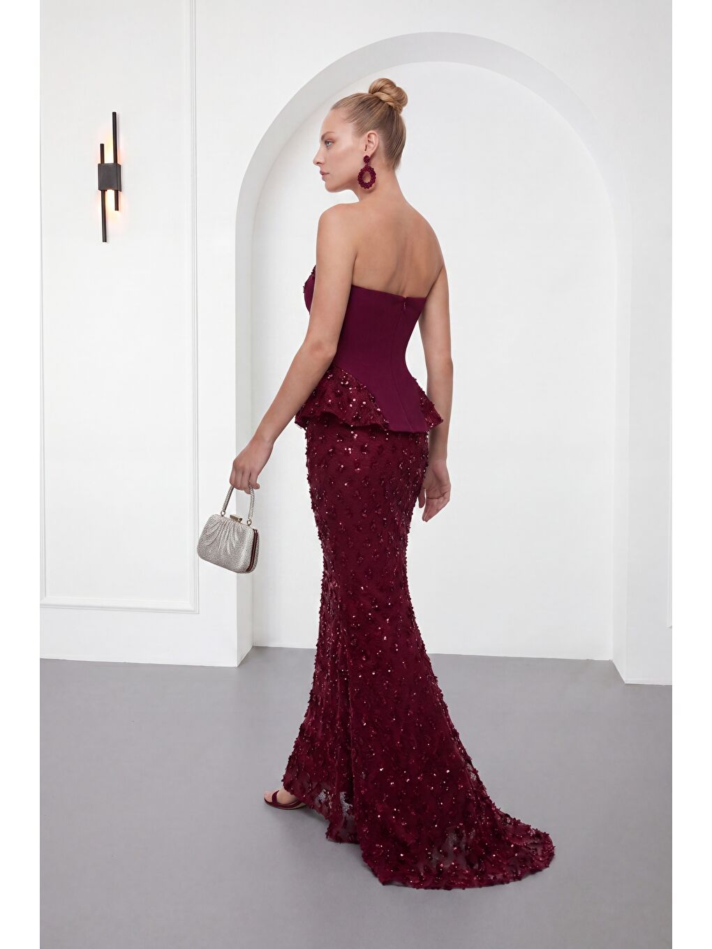 Kadın Bordo Dar Kalıp Straplez Yaka Payetli Uzun Abiye Elbise-4