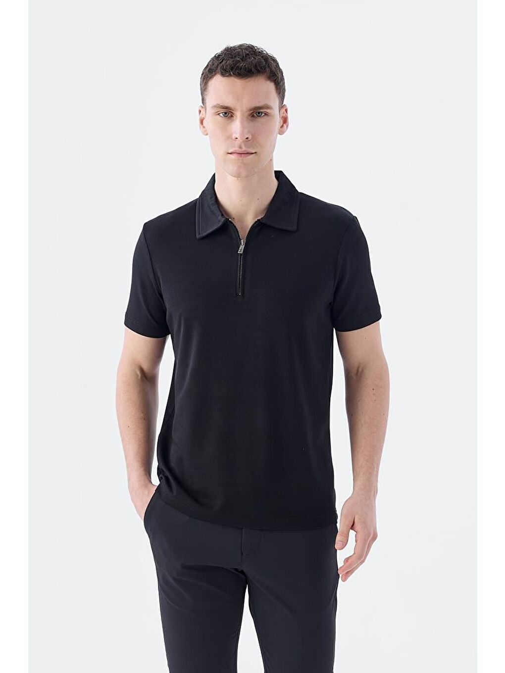 Siyah Slim Fit Apaş Yaka T-Shirt