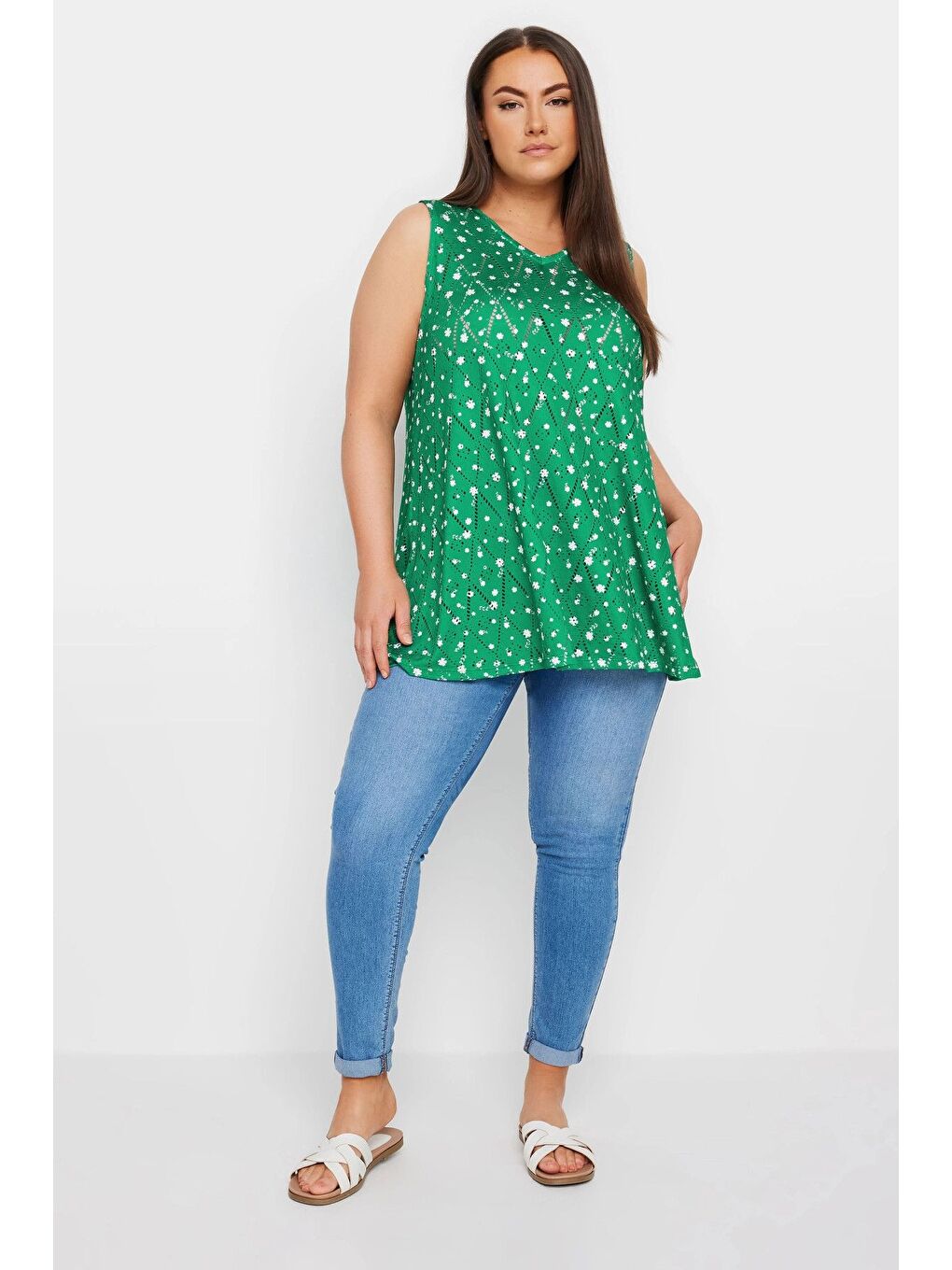 Yeşil Büyük Beden V Yaka Dantel Detaylı Astarsız Sıfır Kollu Bluz 303246-1