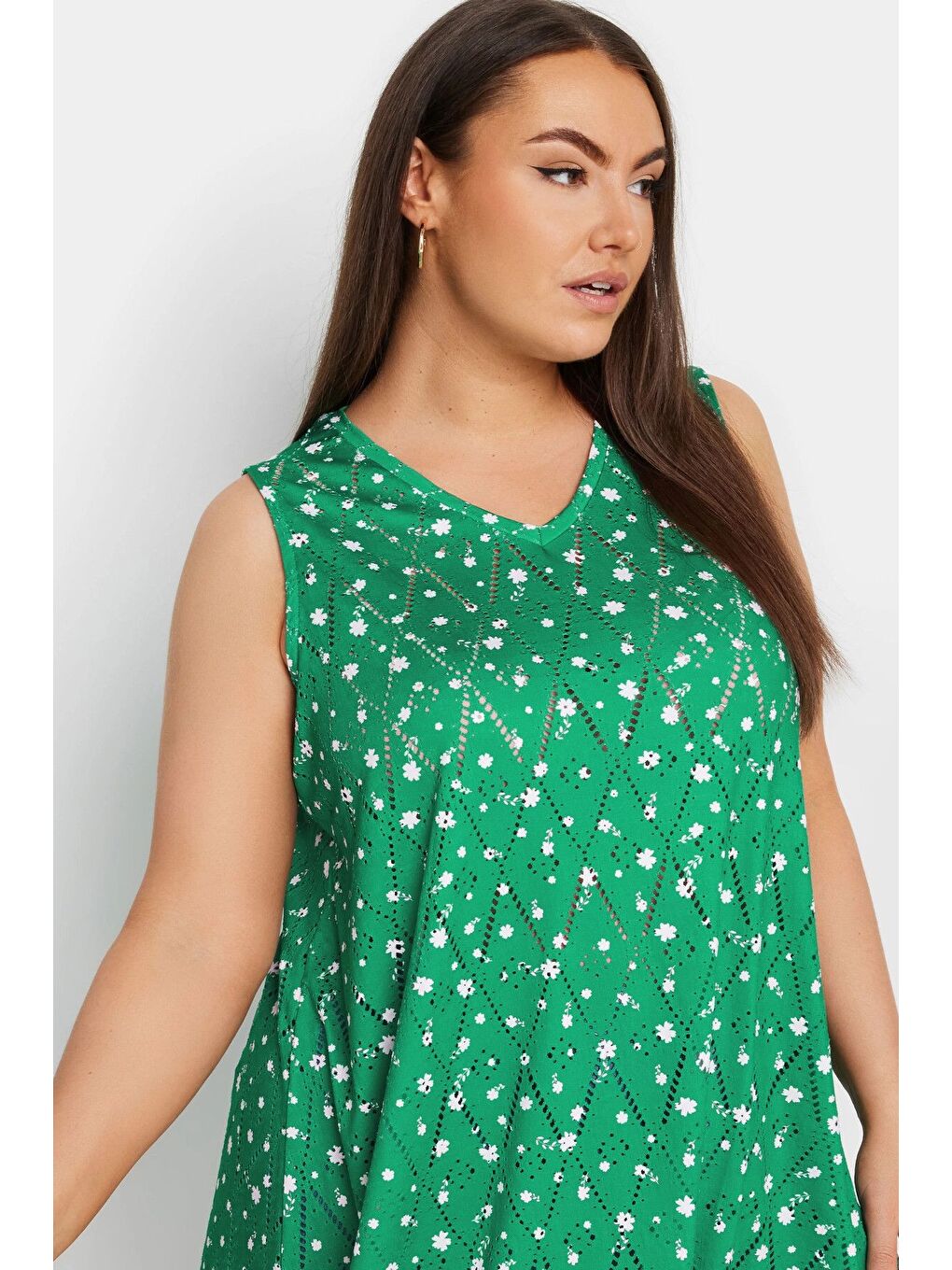 Yeşil Büyük Beden V Yaka Dantel Detaylı Astarsız Sıfır Kollu Bluz 303246-3