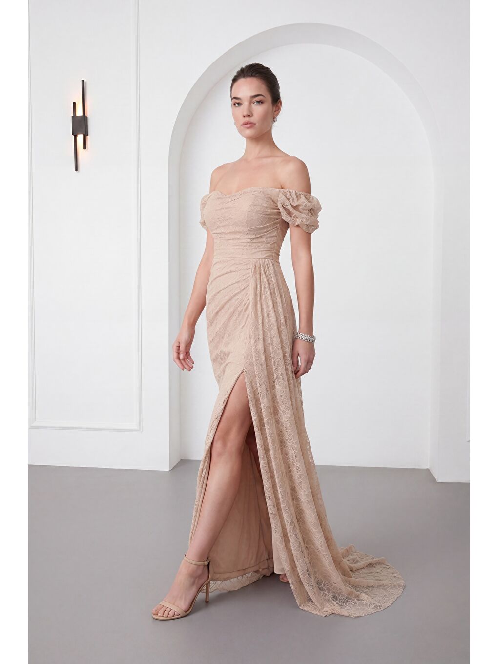 Kadın Bej Dar Kalıp Kayık Yaka Dantelli Uzun Abiye Elbise-1