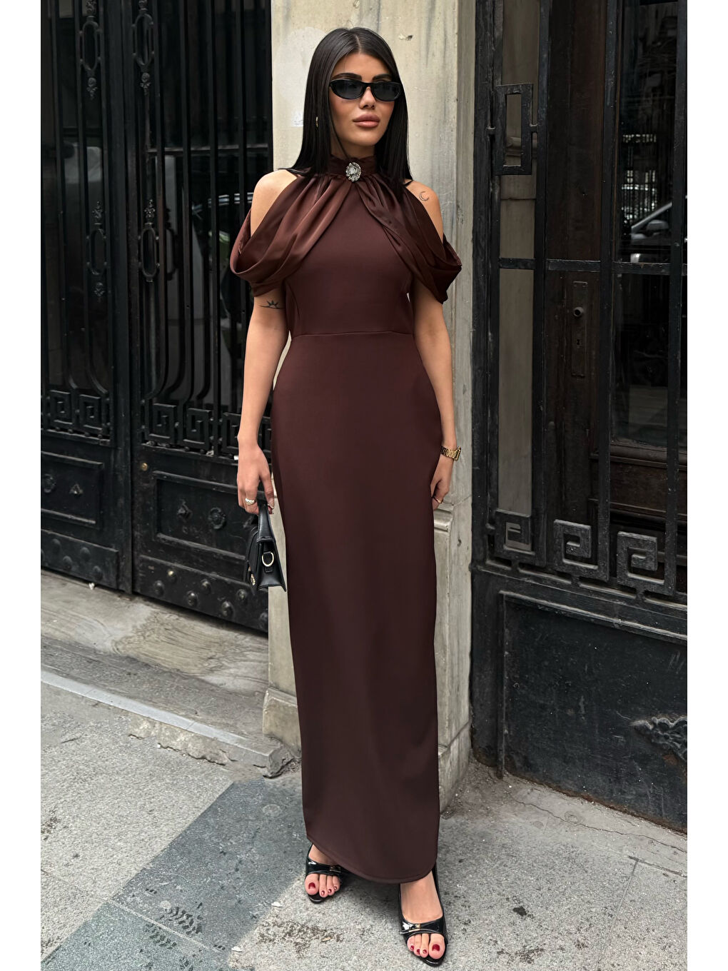 Kadın Kahverengi Dik Yaka Pelerin Detaylı Maxi Davet Elbisesi-1