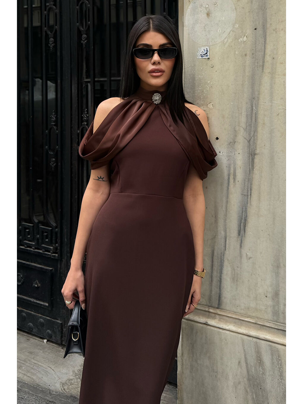 Kadın Kahverengi Dik Yaka Pelerin Detaylı Maxi Davet Elbisesi-2