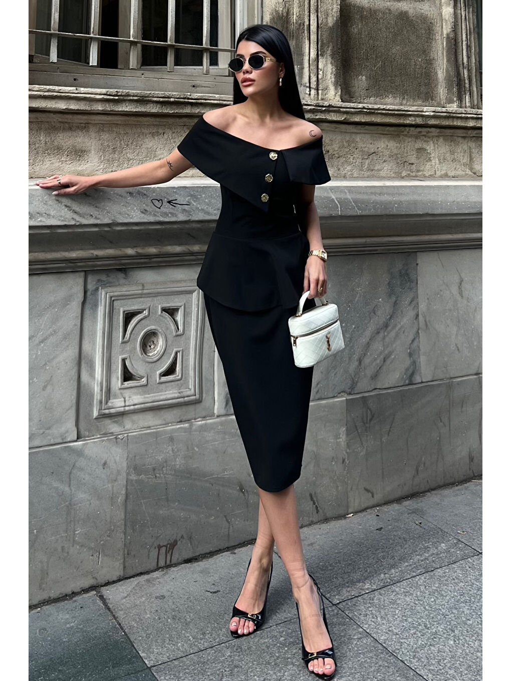 Kadın Siyah Madonna Yaka Gold Toka Detaylı Davet Elbisesi