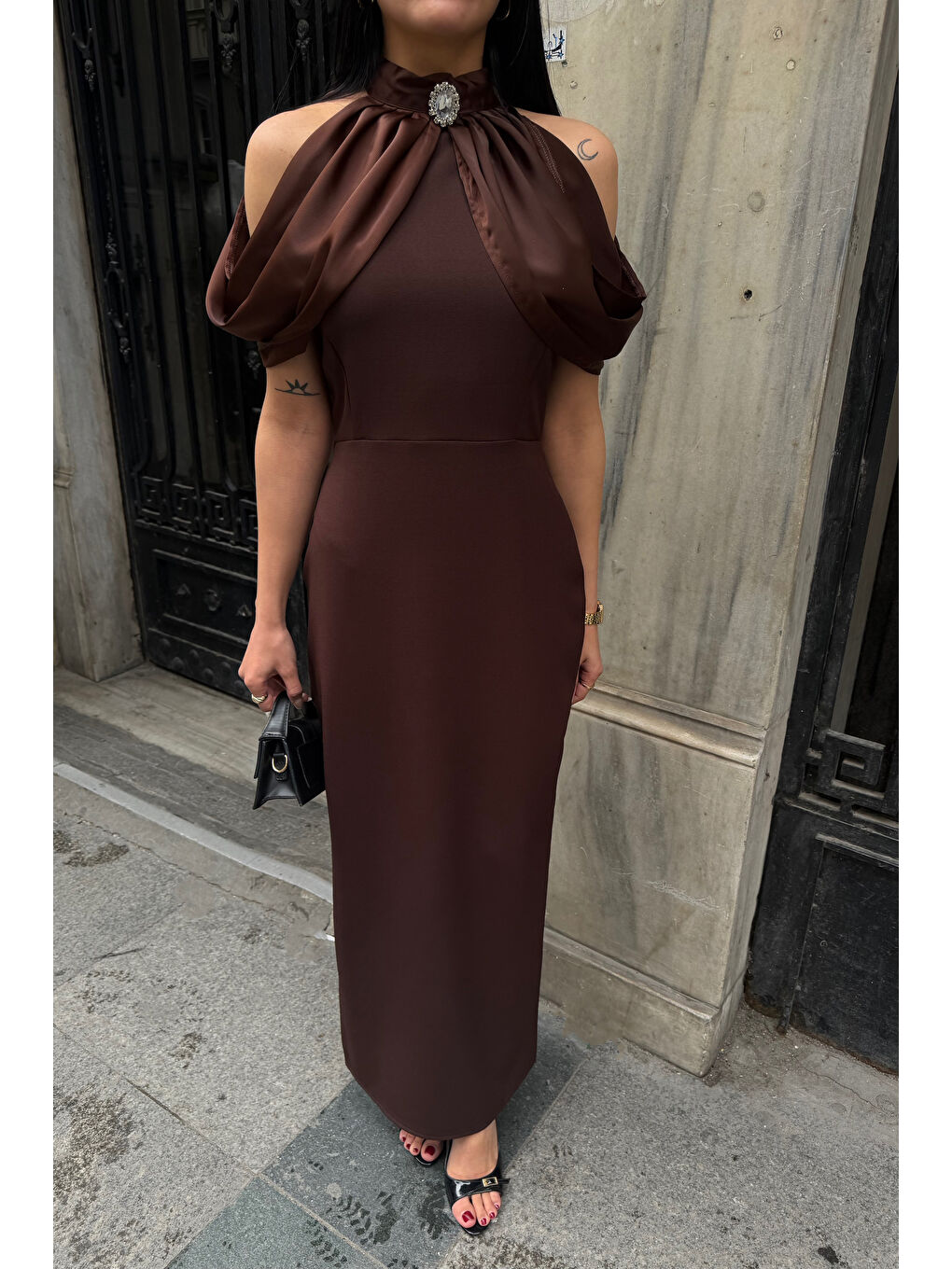 Kadın Kahverengi Dik Yaka Pelerin Detaylı Maxi Davet Elbisesi-3