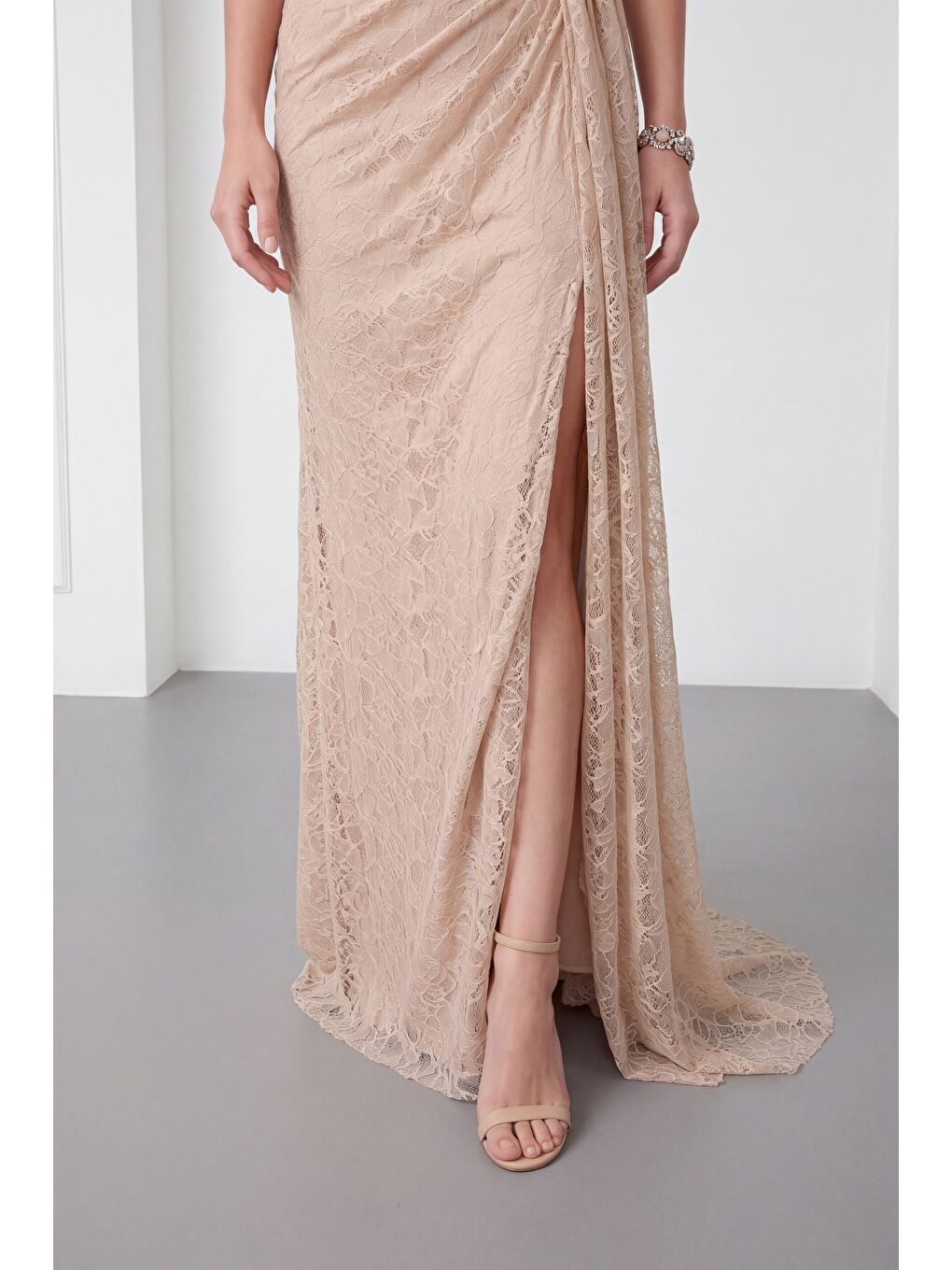 Kadın Bej Dar Kalıp Kayık Yaka Dantelli Uzun Abiye Elbise-3
