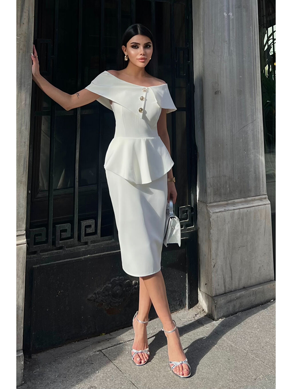 Kadın Beyaz Madonna Yaka Gold Toka Detaylı Davet Elbisesi-1