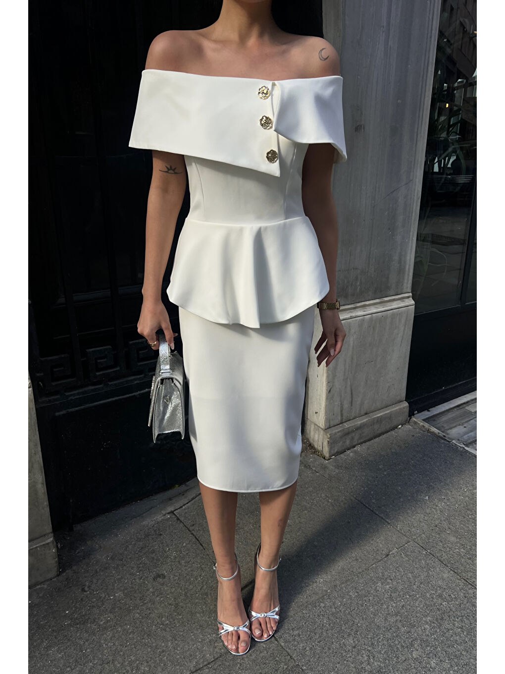 Kadın Beyaz Madonna Yaka Gold Toka Detaylı Davet Elbisesi-2