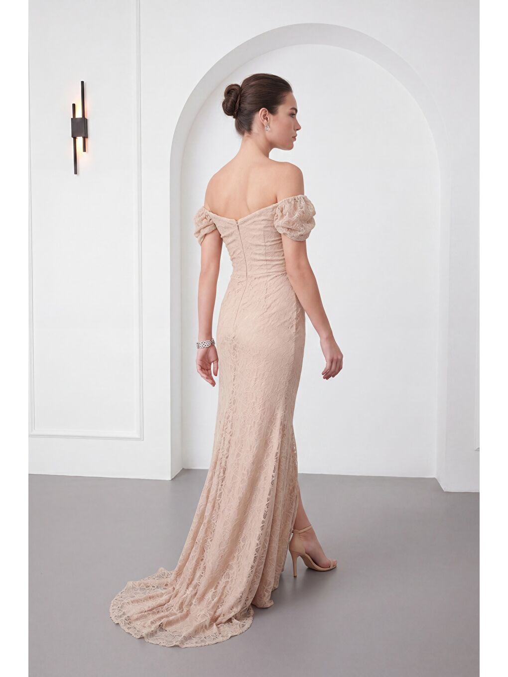 Kadın Bej Dar Kalıp Kayık Yaka Dantelli Uzun Abiye Elbise-5